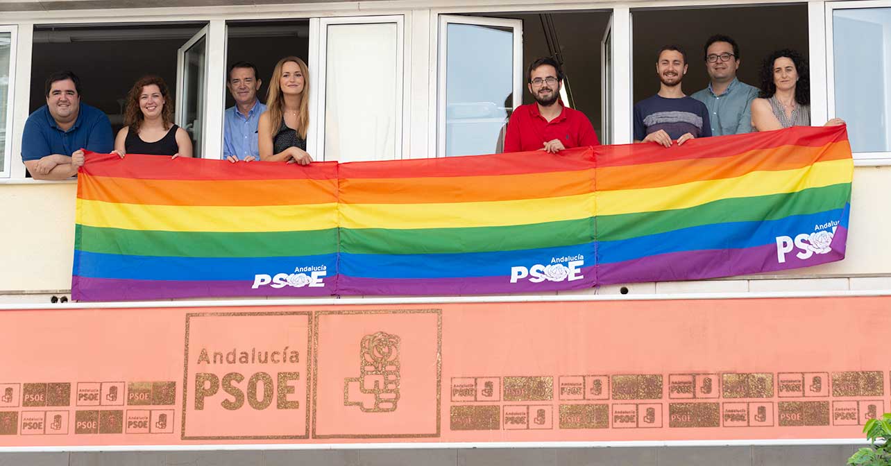 La bandera arcoíris que luce en la fachada de la sede provincial del PSOE de Almería