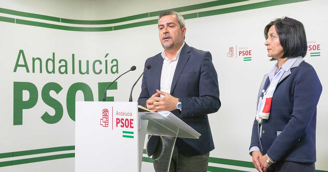 El portavoz del PSOE en la Diputación de Almería, Juan Antonio Lorenzo, junto a la alcaldesa de Cantoria, Purificación Sánchez