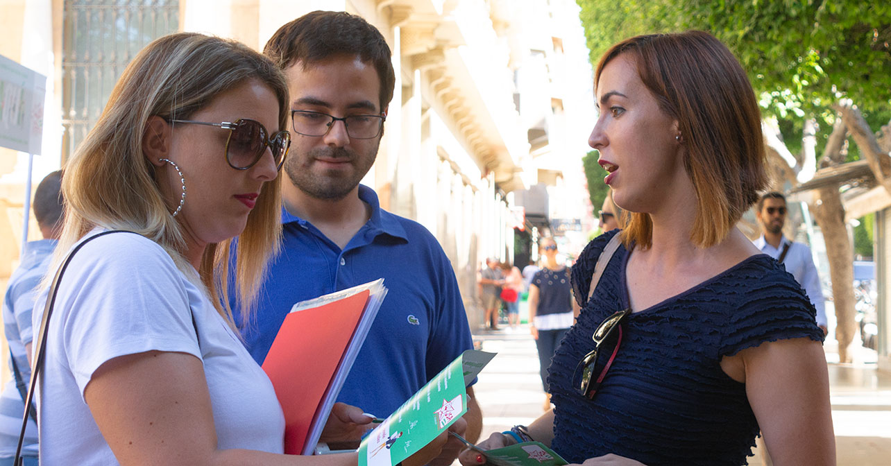 Campaña informativa sobre la bonificación universitaria de la Junta de Andalucía que ha desarrollado Juventudes Socialistas de Almería