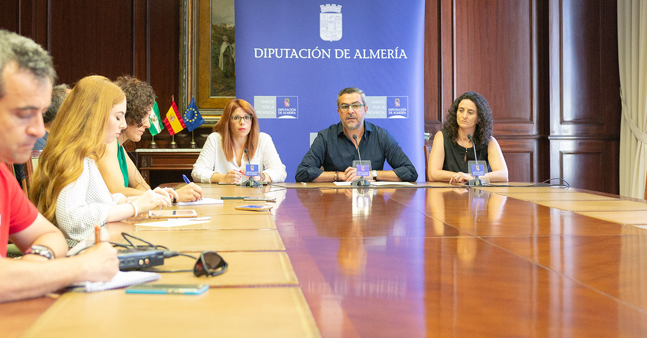 La diputada Ángeles Castillo, el portavoz socialista, Juan Antonio Lorenzo, y la diputada Rafaela Ortega