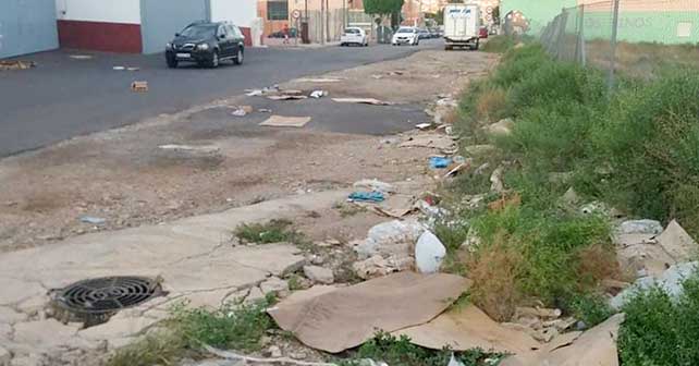 La basura se acumula en el Polígono Industrial de Huércal de Almería