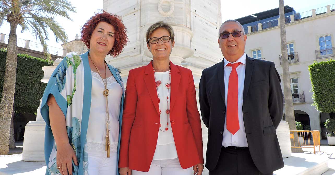 La portavoz del PSOE en el Ayuntamiento de Almería, Adriana Valverde (centro) junto a los concejales Amparo Ramírez y José Antonio Alfonso