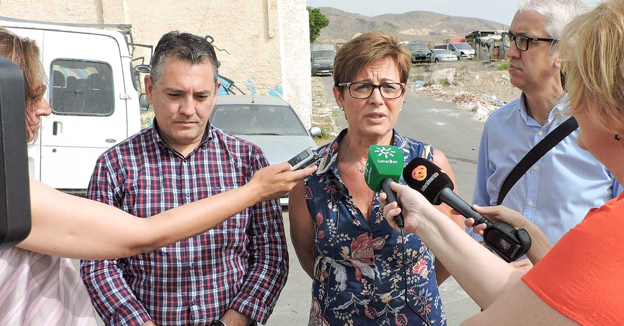 La portavoz del PSOE en el Ayuntamiento de Almería, Adriana Valverde, junto a los concejales, Indalecio Gutiérrez y Manuel Vallejo