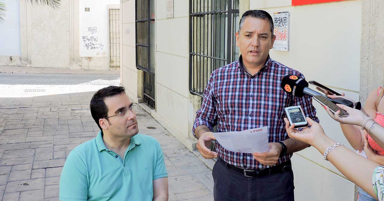 Los concejales del PSOE en el Ayuntamiento de Almería, Indalecio Gutiérrez (derecha) y Pedro Díaz
