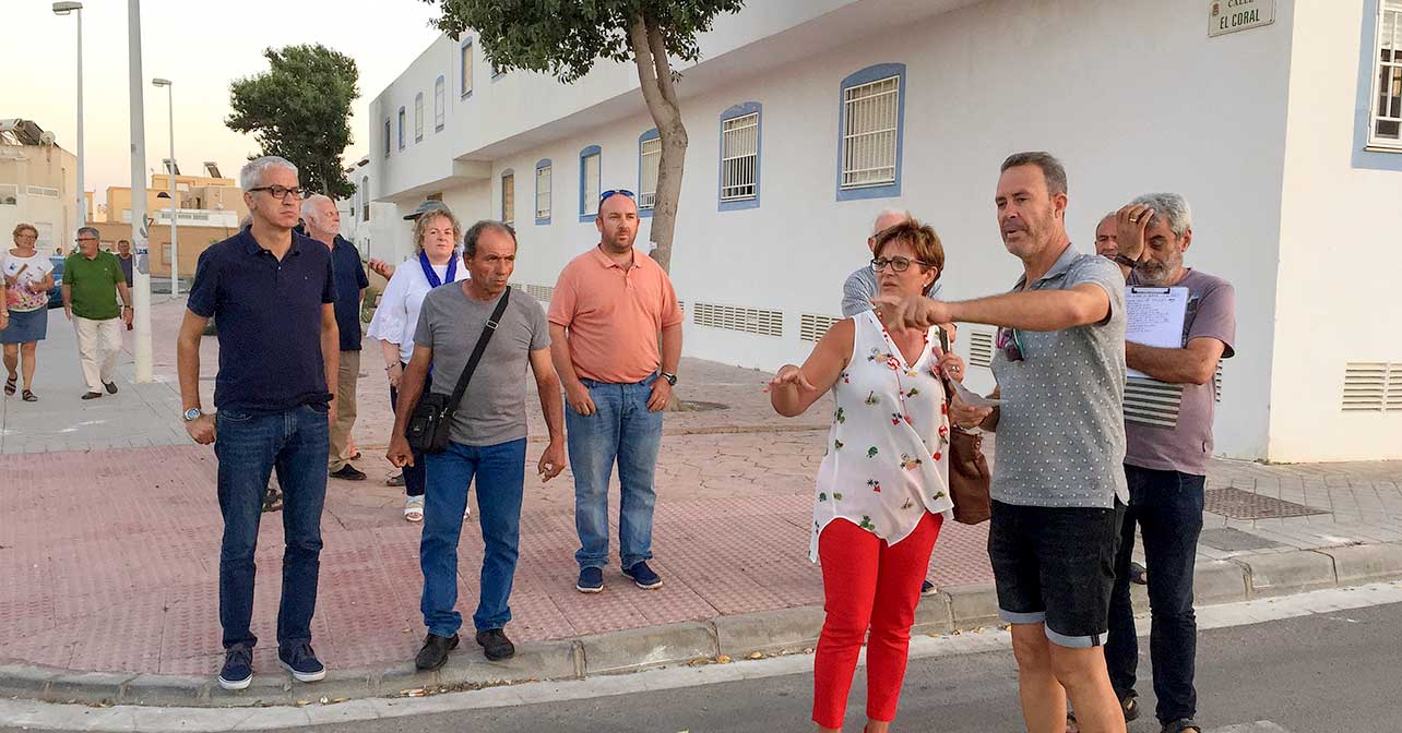 La portavoz y candidata del PSOE al Ayuntamiento de Almería, Adriana Valverde, ha comenzado la ronda de visitas a los barrios de la ciudad este fin de semana, en Cabo de Gata
