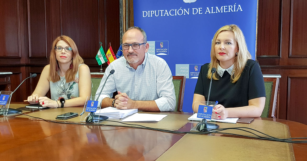 El diputado provincial del PSOE de Almería, Francisco García, junto a las diputadas Ángeles Castillo y Teresa Piqueras