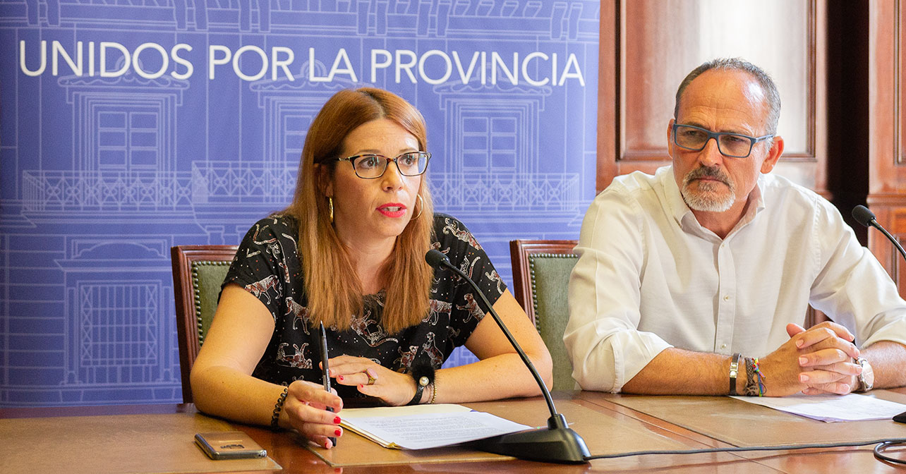 Los diputados provinciales del PSOE de Almería, Ángeles Castillo y Francisco García