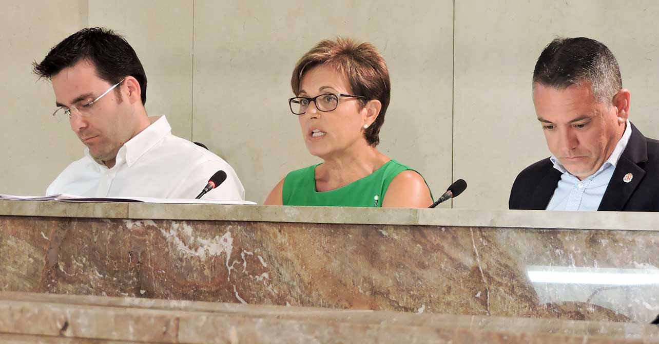 La portavoz del PSOE en el Ayuntamiento de Almería, Adriana Valverde, junto a los concejales, Pedro Díaz e Indalecio Gutiérrez