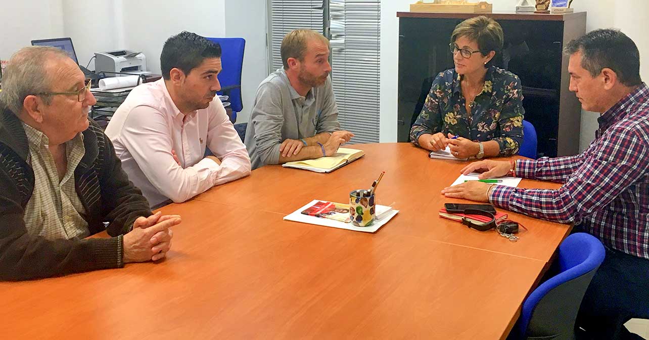 Reunión mantenida por la portavoz del PSOE en el Ayuntamiento de Almería, Adriana Valverde, y el concejal Indalecio Gutiérrez, con la directiva del Club Polideportivo Almería