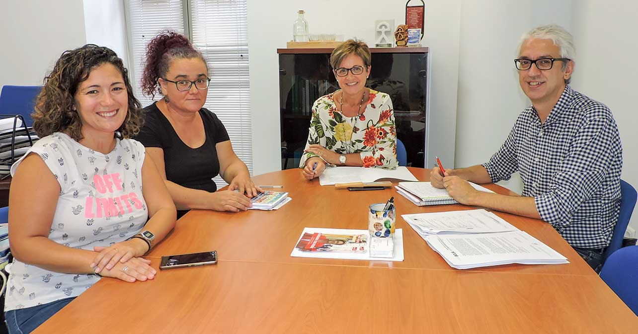 Reunión del Grupo Socialista en el Ayuntamiento de Almería con educadores sociales