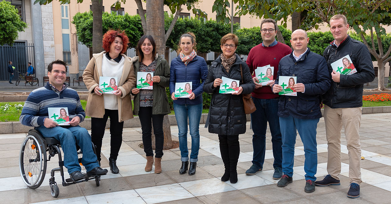 Reparto de material informativo del PSOE en Almería