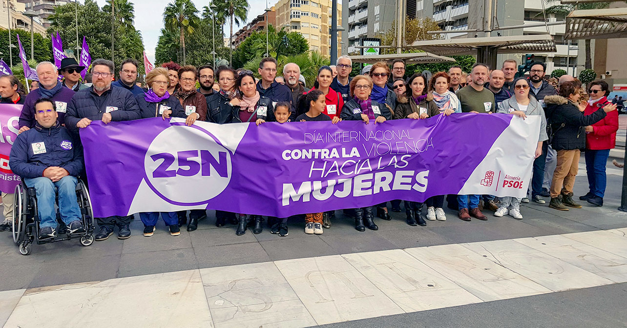 Participación del PSOE de Almería en la manifestación con motivo del 25 de noviembre