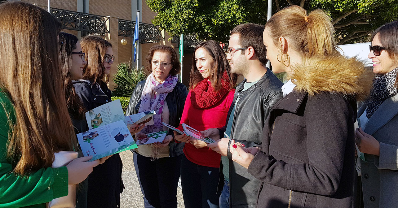 El candidato al Parlamento de Andalucía, Juan Francisco Garrido, junto a otros candidatos en la Universidad de Almería