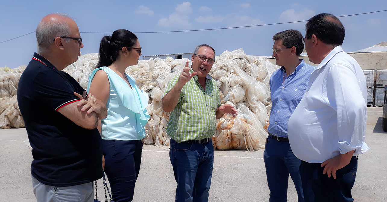 José Miguel Alarcón en una visita a una empresa de residuos plásticos junto a José Luis Sánchez Teruel, Noemí Cruz y Jesús Alcaraz.