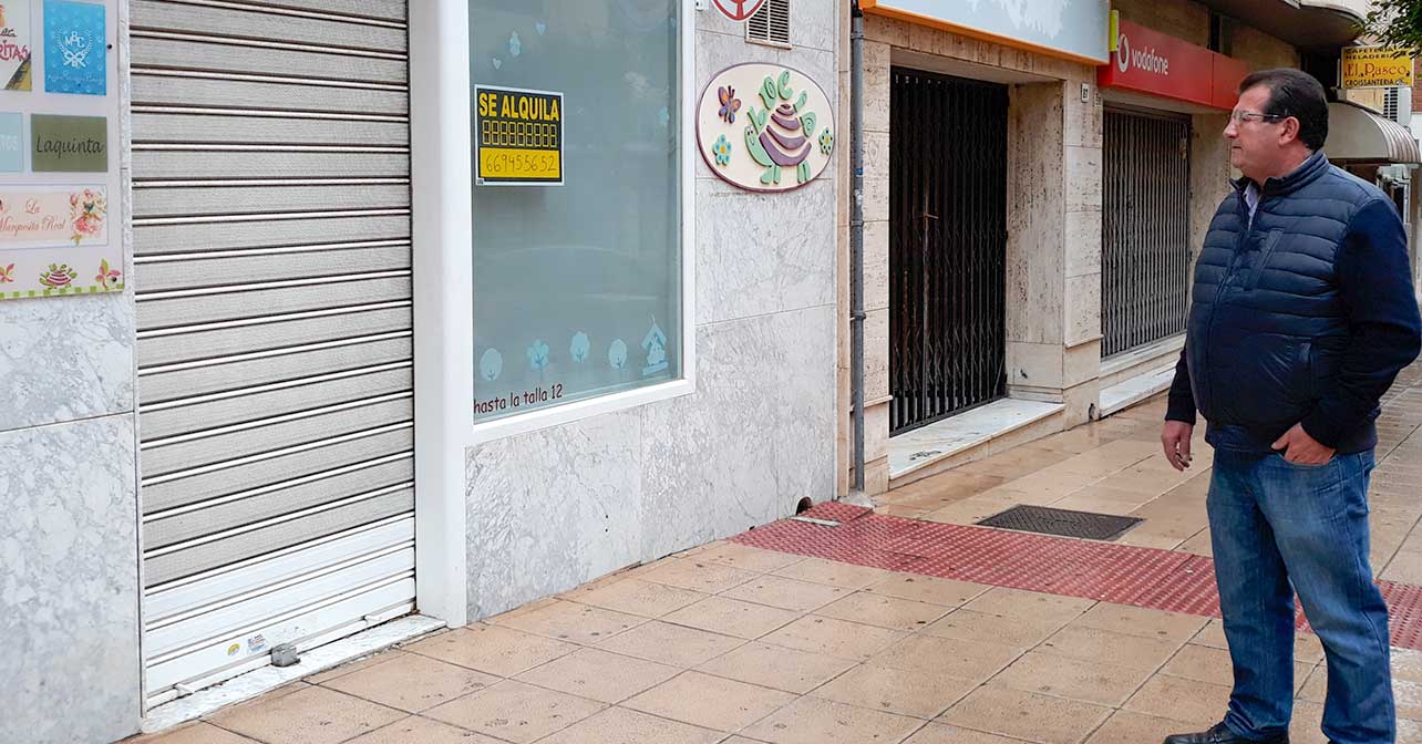 El portavoz del PSOE en el Ayuntamiento de El Ejido, José Miguel Alarcón, junto a comercios cerrados en el centro de El Ejido