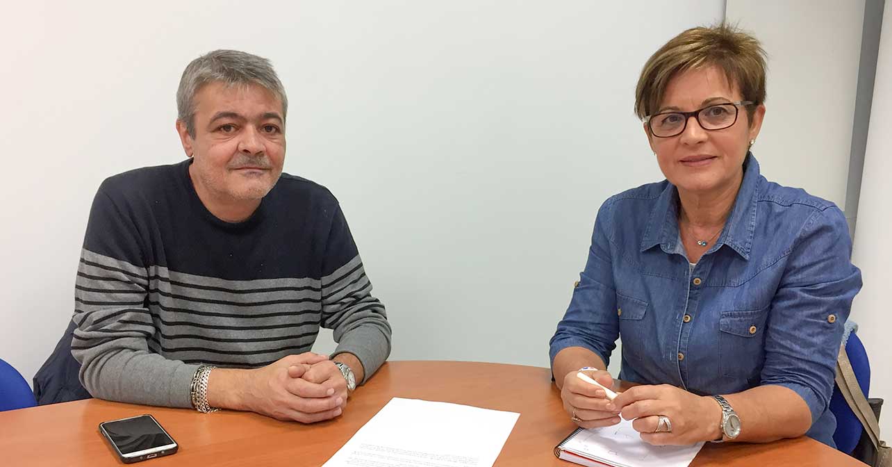 Reunión de la portavoz del PSOE en el Ayuntamiento de Almería, Adriana Valverde, con un representante del gremio de vendedores de pescado del Mercado Central, Antonio Mullor