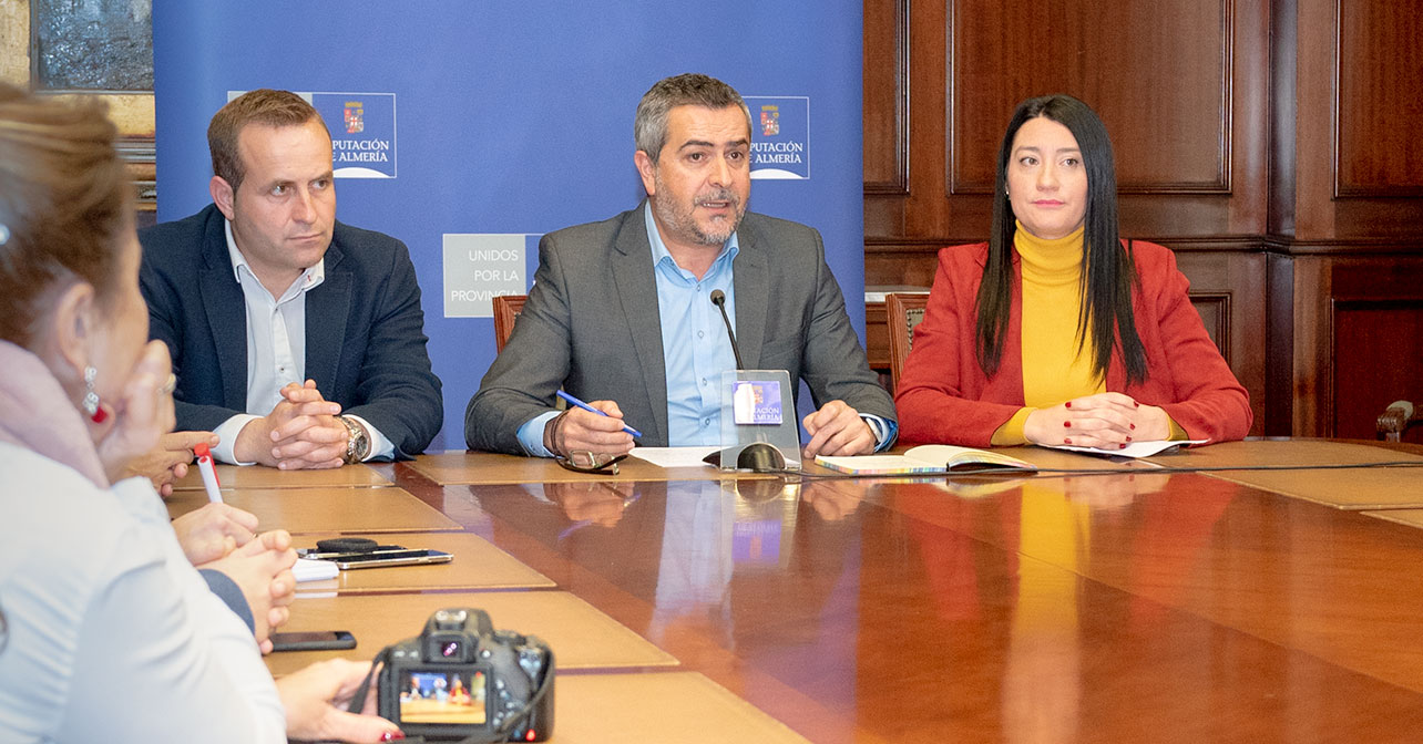 El portavoz del PSOE en la Diputación de Almería, Juan Antonio Lorenzo, junto a los diputados Domingo Ramos y Anabel Mateos