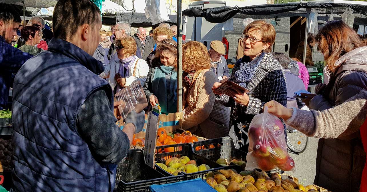 La portavoz del PSOE en el Ayuntamiento de Almería, Adriana Valverde en el mercadillo de la Bola Azul