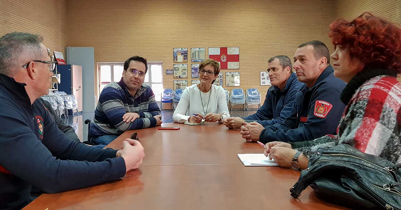 Reunión con Bomberos por parte de la portavoz del PSOE en el Ayuntamiento de Almería y candidata a la Alcaldía, Adriana Valverde