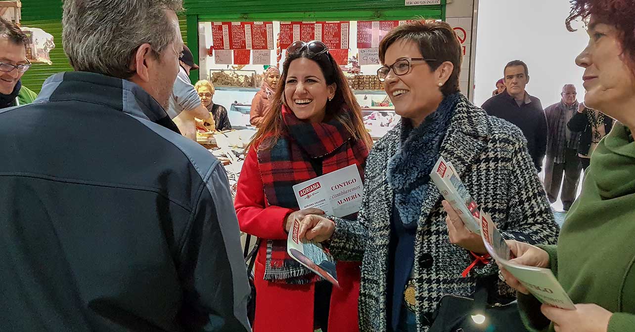 Visita de la portavoz del PSOE en el Ayuntamiento de Almería, Adriana Valverde, al mercado de Los Ángeles