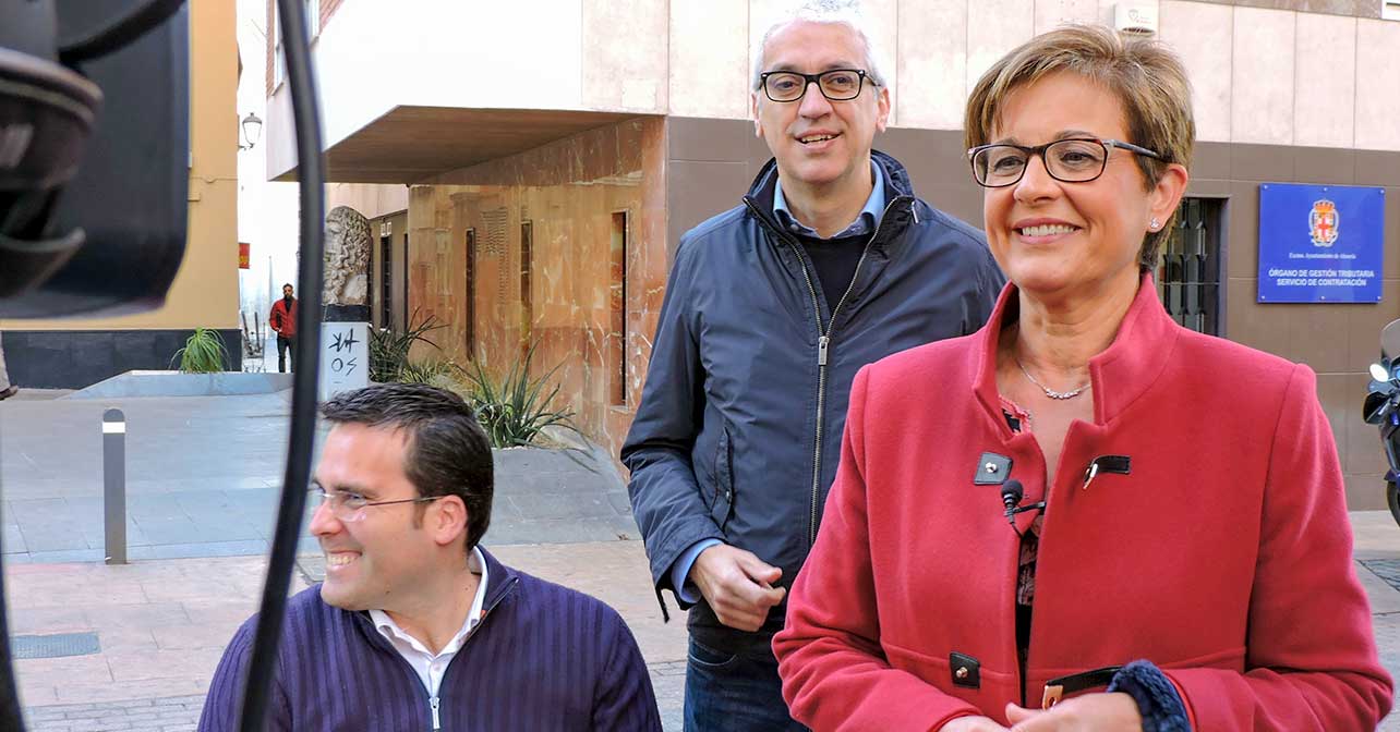 La portavoz del PSOE en el Ayuntamiento de Almería, Adriana Valverde, junto a los concejales, Pedro Díaz y Manuel Vallejo