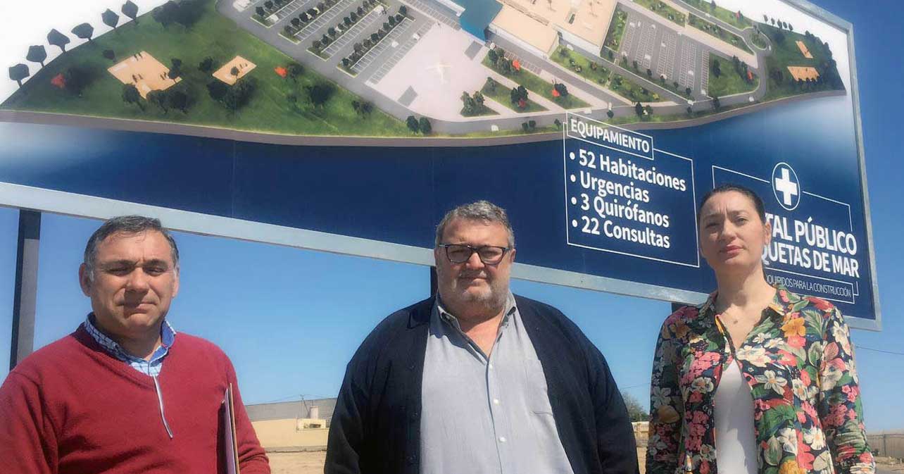 PSOE Roquetas de Mar junto al cartel del futuro Hospital