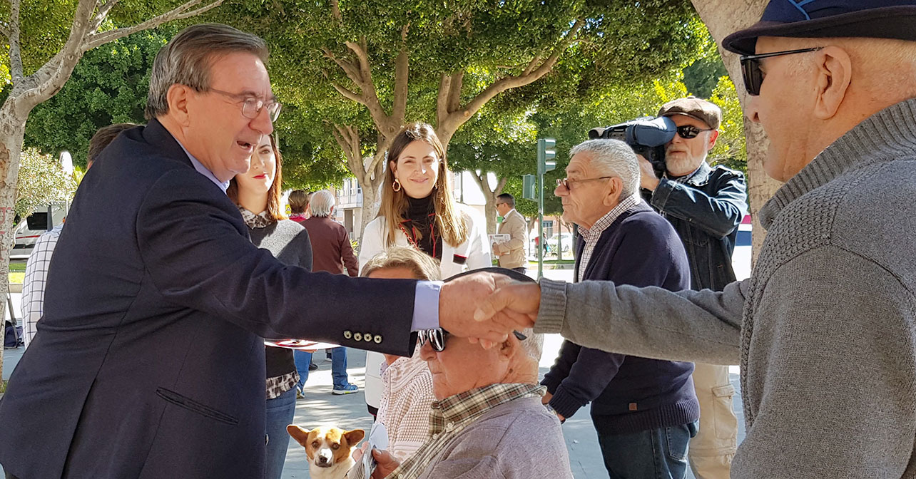 El candidato del PSOE de Almería al Senado, Fernando Matínez, junto a otros miembros de la candidatura en un acto informativo