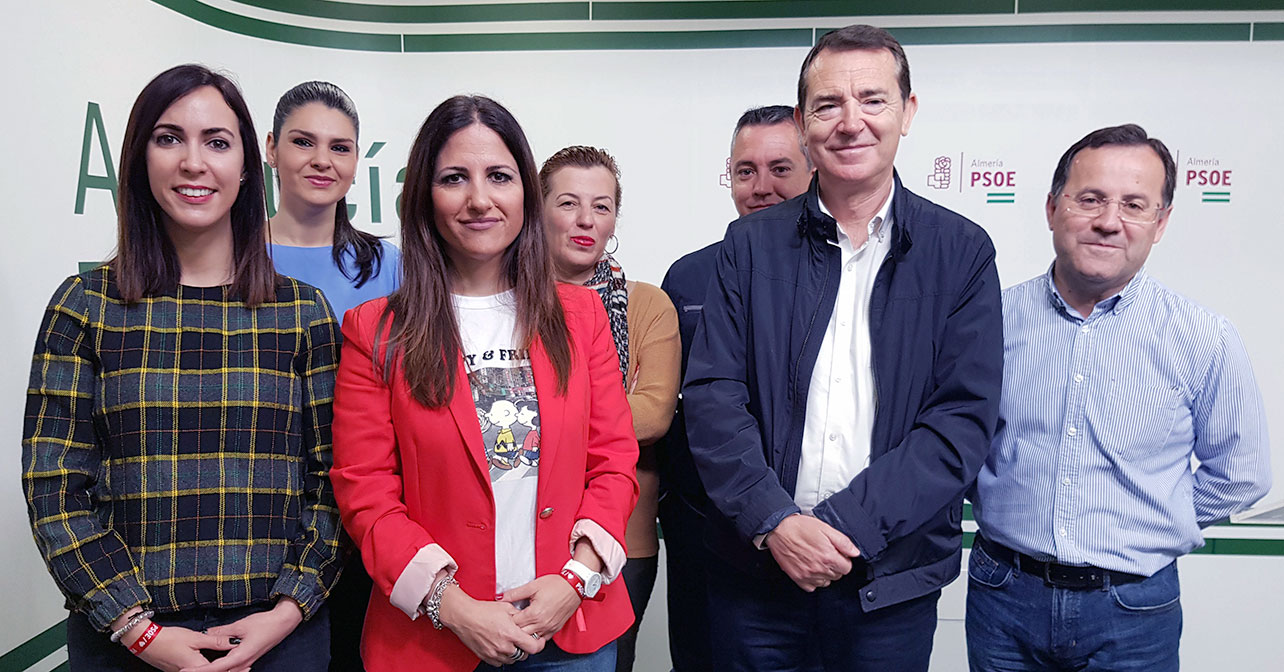 La candidata al Senado, Inés Plaza, junto a otros miembros de la candidatura del PSOE de Almería a las Elecciones Generales 2019