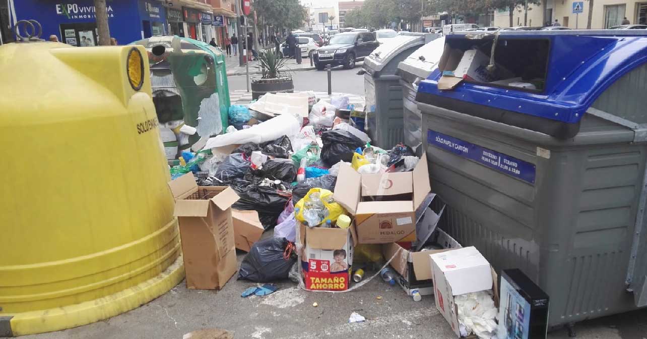 Basura acumulada en Roquetas de Mar