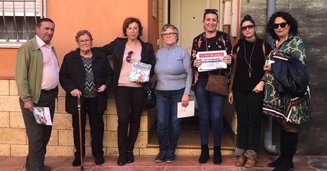 La candidata a la Alcaldía de Benahadux, Mari Carmen Soriano, junto a otros miembros de la candidatura y vecinos del municipio