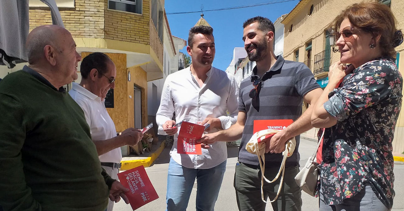 El candidato a la Alcaldía de Chirivel, José Torregrosa (centro)