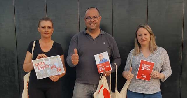 El candidato del PSOE a la Alcaldía de Fines, Juan Herrero, junto a otros miembros de la candidatura