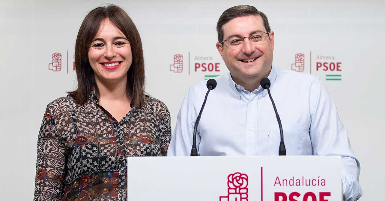 El candidato a la alcaldía de Terque, José Nicolás Ayala, junto a Amelia Cantón, miembro de la candidatura