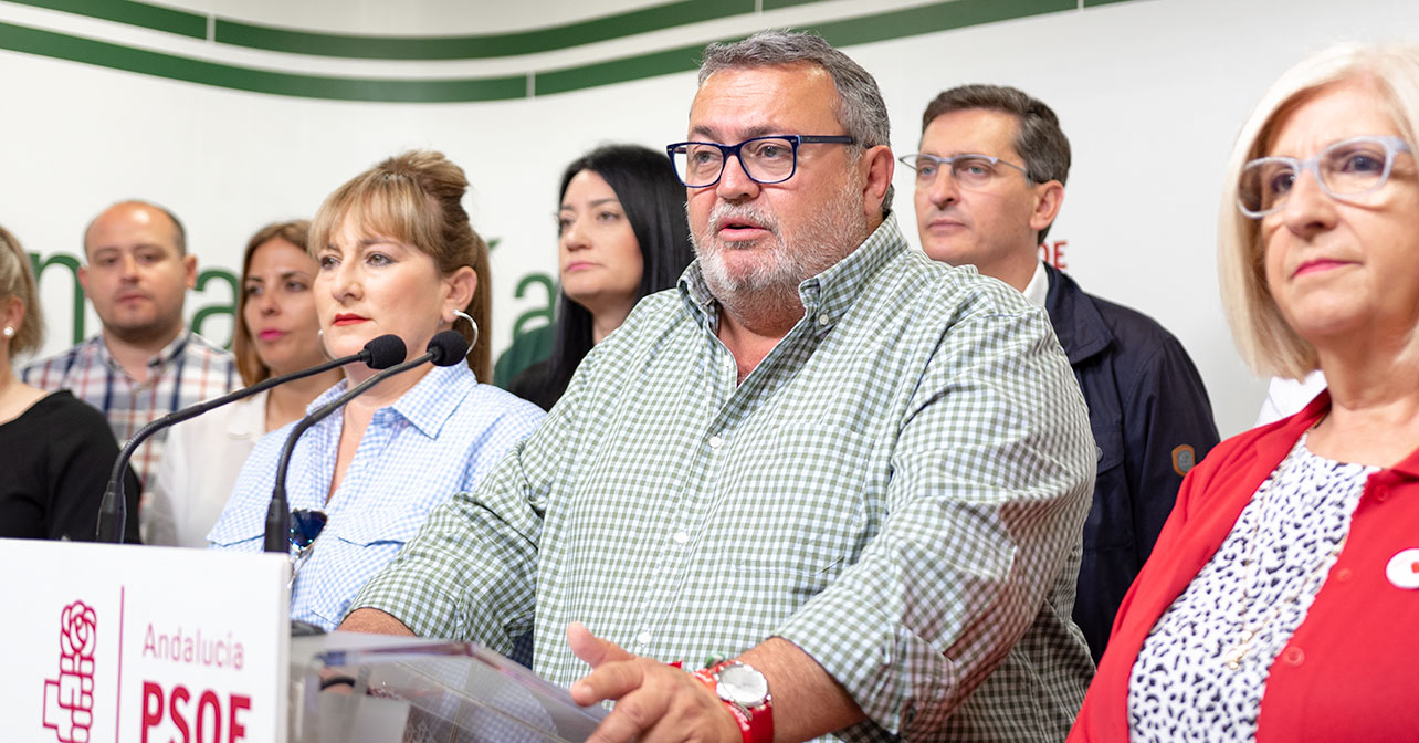 Manolo García, candidato a la alcaldía de Roquetas de Mar junto al secretario general del PSOE de Almería, José Luis Sánchez Teruel y miembros de la candidatura