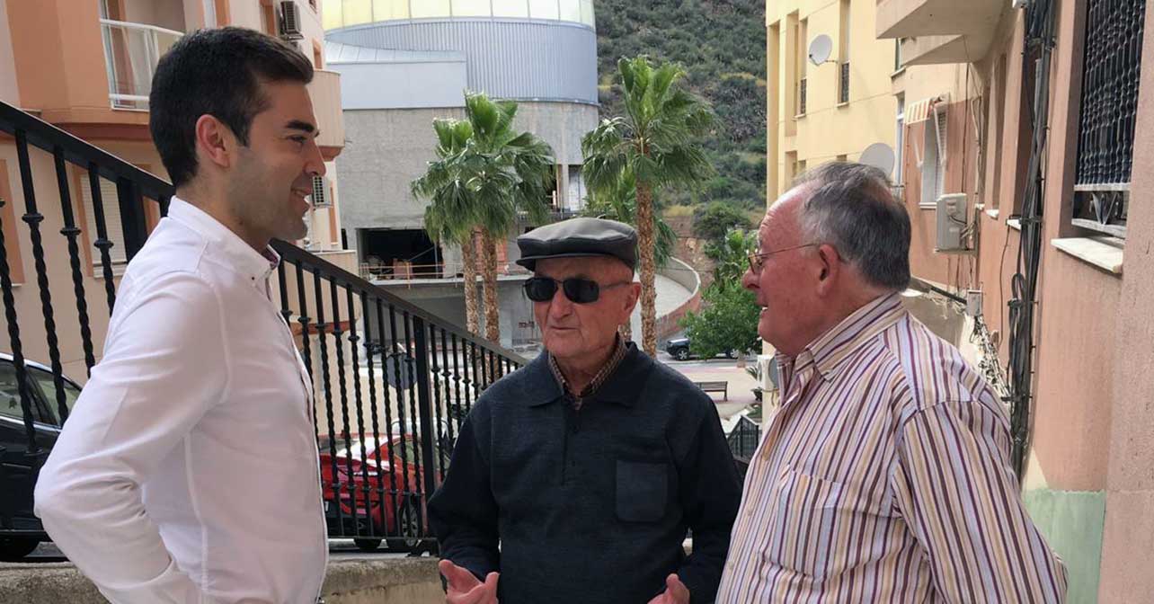 El candidato a la Alcaldía de Macael, José Francisco Tapia, junto a vecinos del municipio