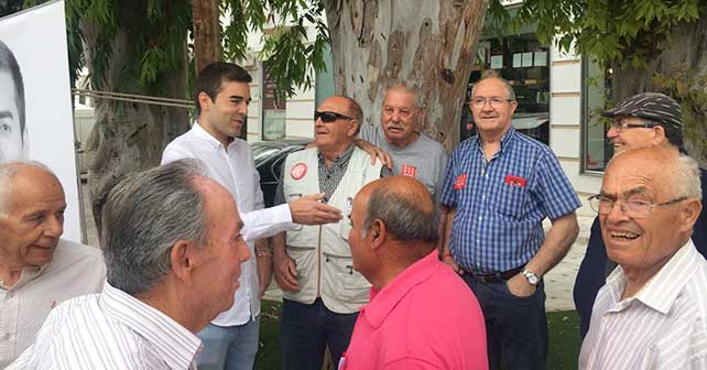 El candidato del PSOE a la Alcaldía de Macael, José Francisco Tapia, con vecinos del municipio
