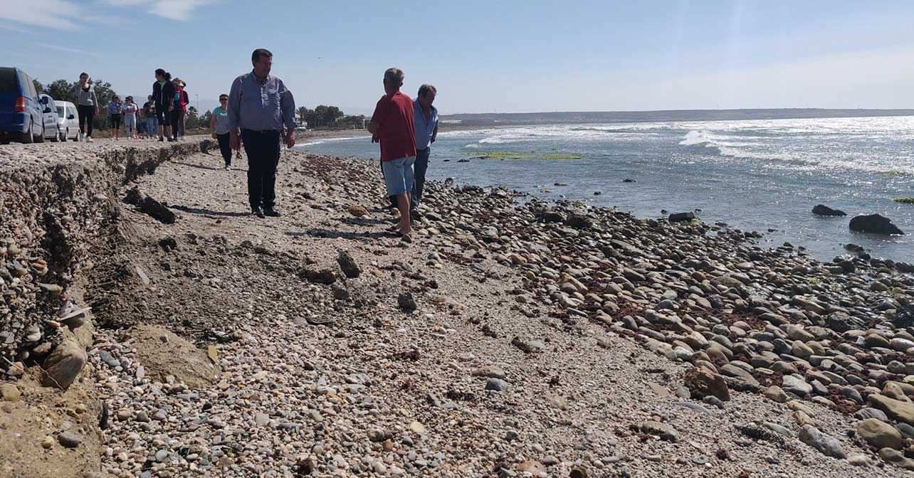 Vecinos en la playa de Guardias Viejas