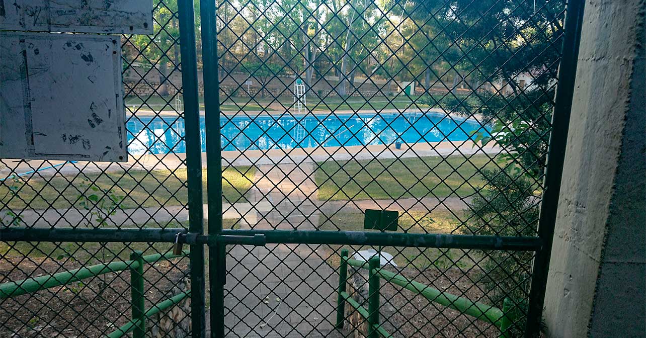 La piscina de Vélez Blanco que permanece cerrada en pleno mes de julio