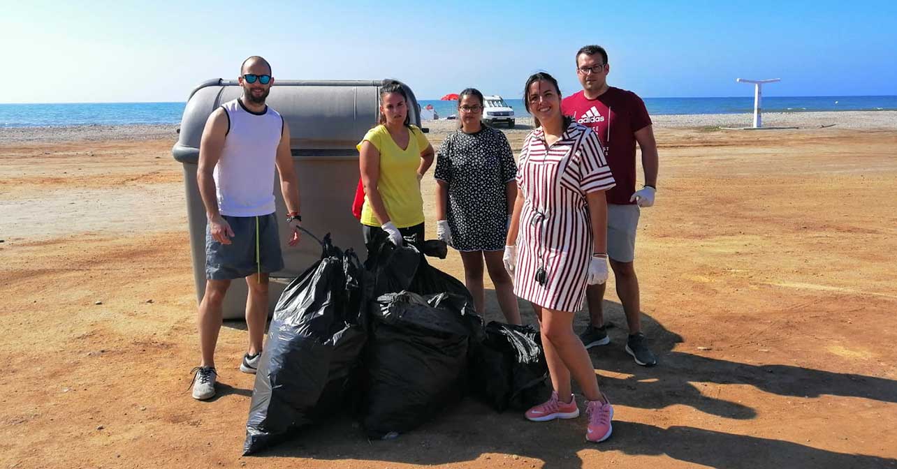 Juventudes Socialistas de El Ejido. Limpieza de residuos en playas