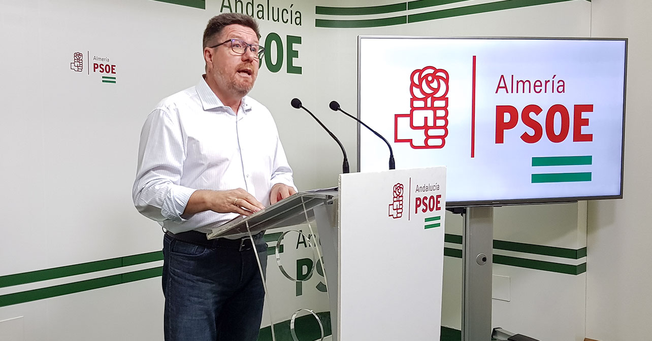 Rueda de prensa del parlamentario andaluz del PSOE de Almería, Rodrigo Sánchez