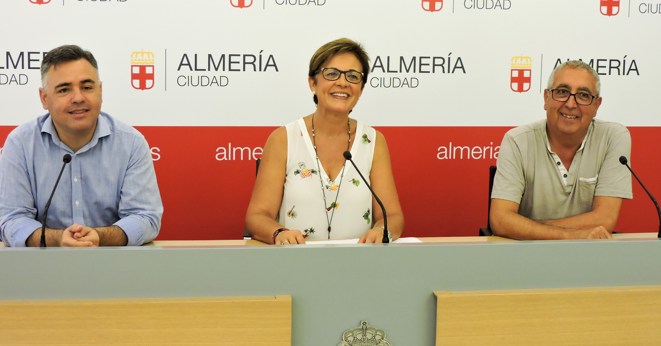 La portavoz del PSOE en el Ayuntamiento de Almería, Adriana Valverde, junto a los concejales Antonio Ruano y José Antonio Alfonso