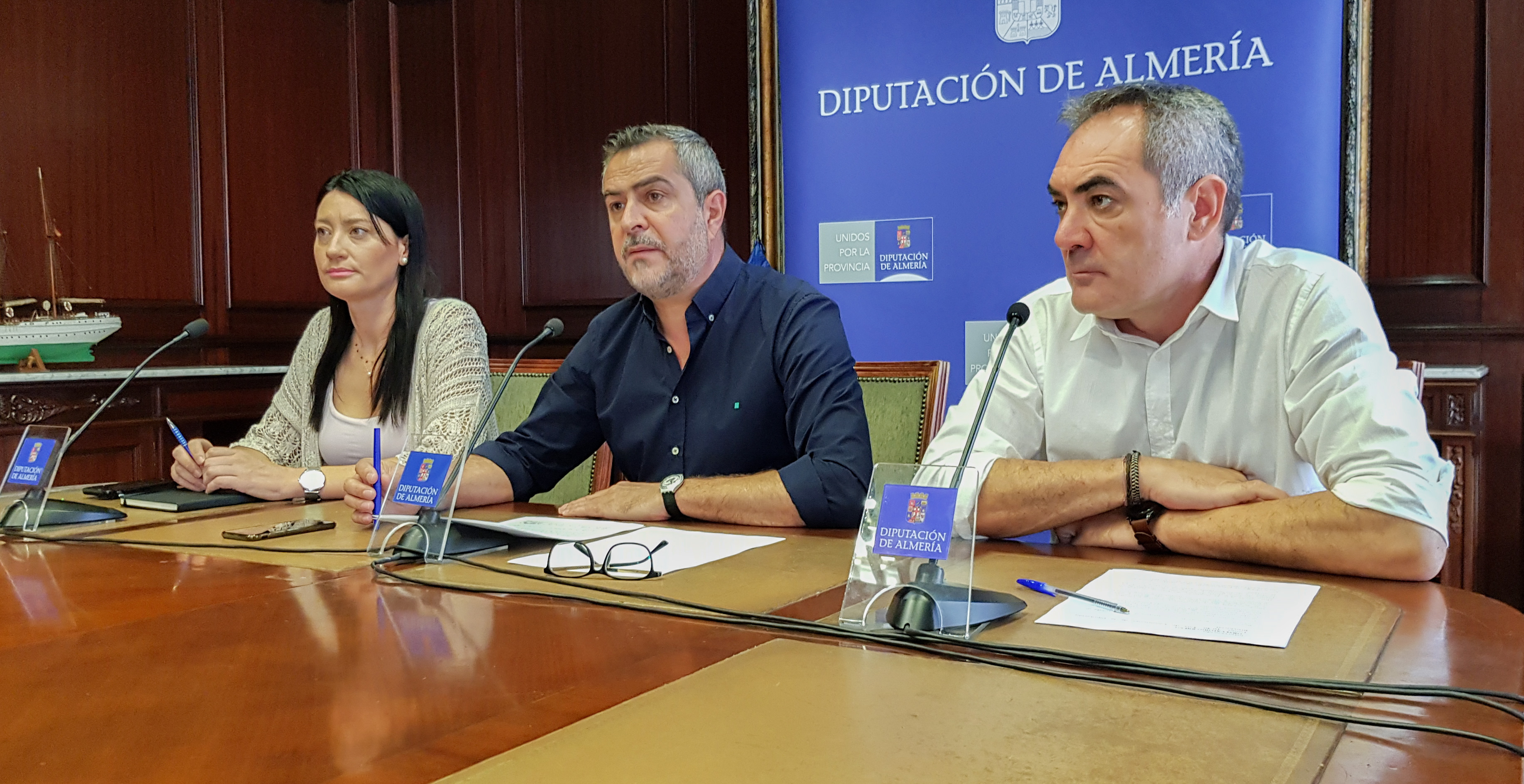 El portavoz del PSOE en la Diputación de Almería, Juan Antonio Lorenzo (centro), junto a los diputados, Anabel Mateos y Marcelo López