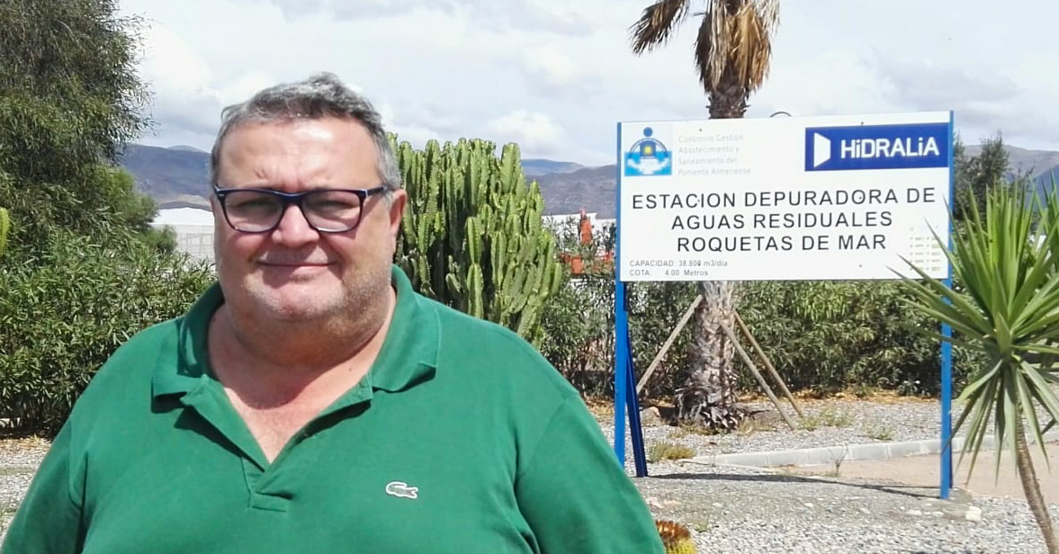 El portavoz del PSOE en el Ayuntamiento de Roquetas de Mar, Manolo García, en la depuradora