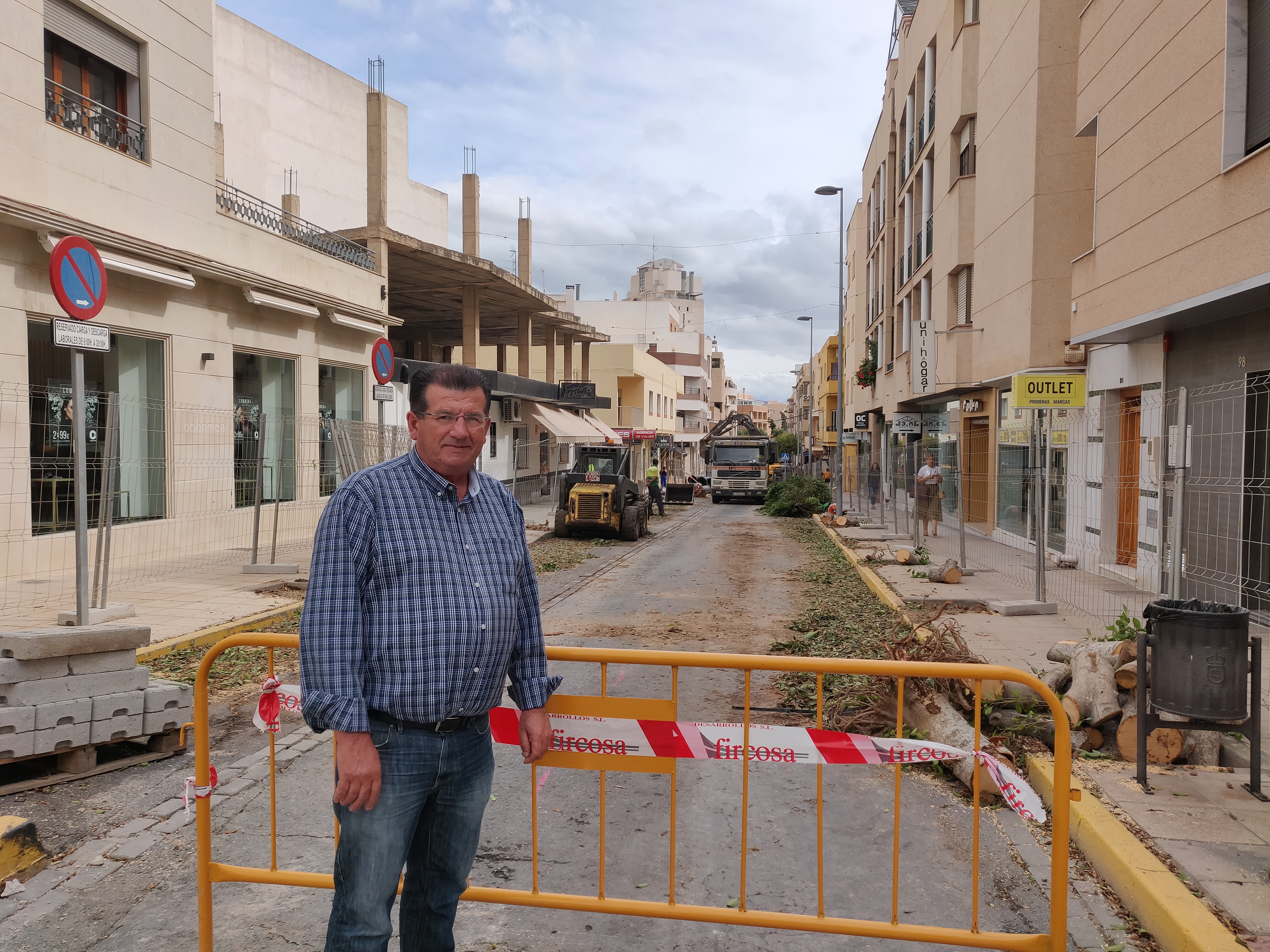 El portavoz del PSOE en el Ayuntamiento de El Ejido, José Miguel Alarcón, junto a una de las calles en obras