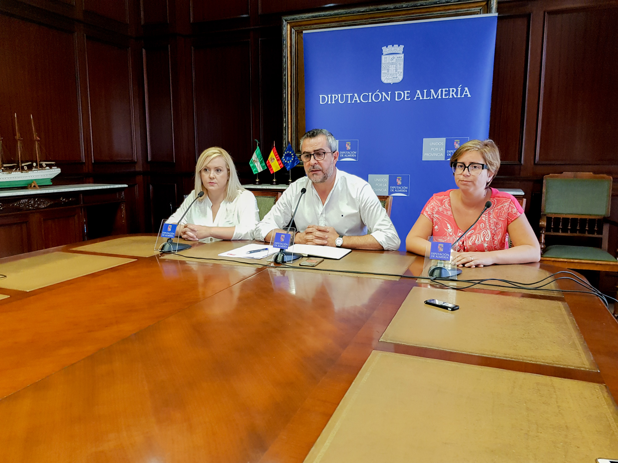 Yolanda Lozano, Juan Antonio Lorenzo y Maribel Alarcón, en la Diputación Provincial