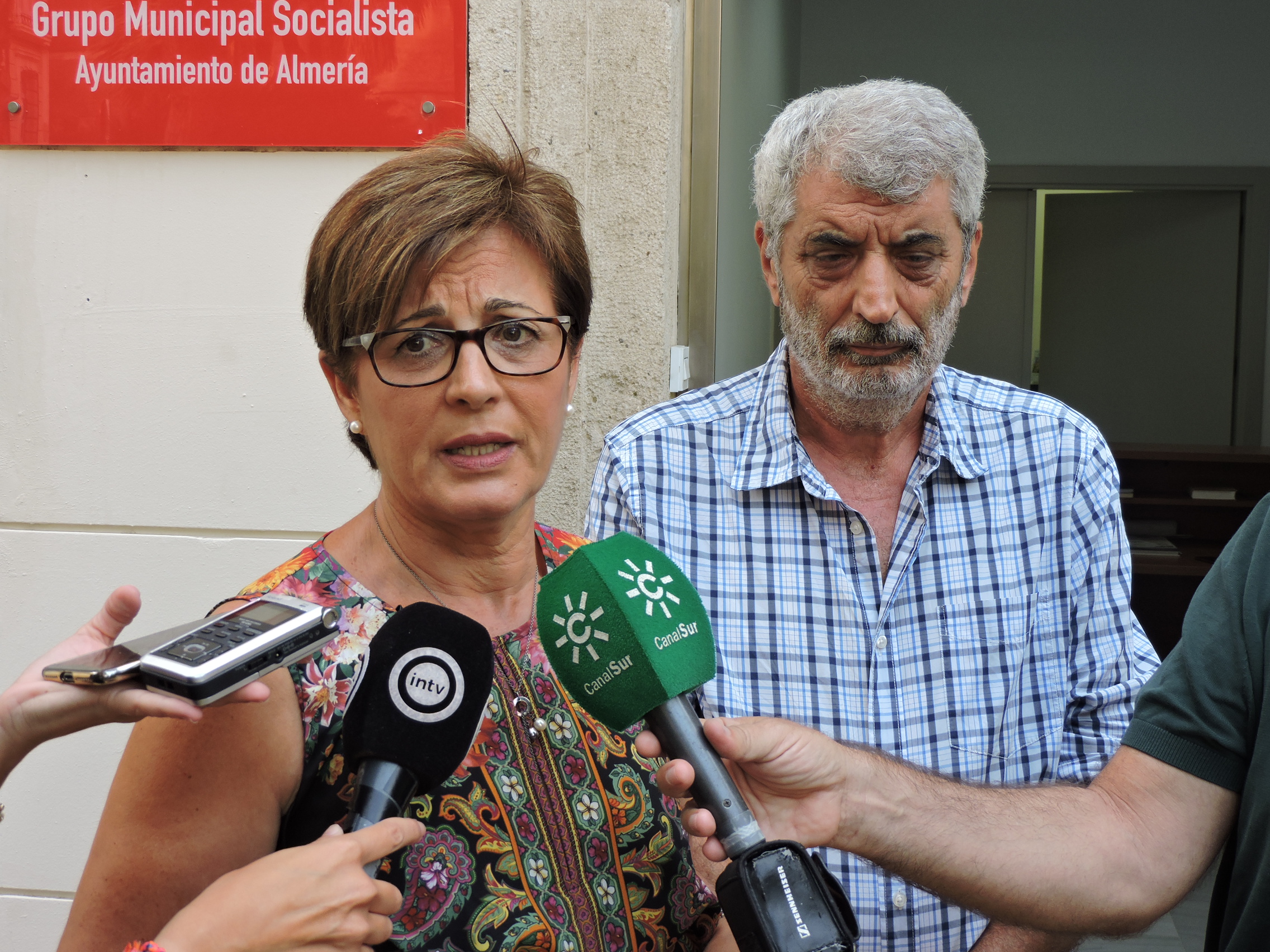 La portavoz del PSOE en el Ayuntamiento de Almería, Adriana Valverde, junto al concejal Eusebio Villanueva