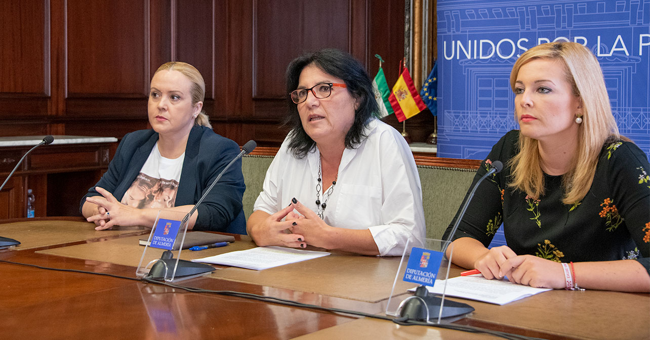 Las diputadas provinciales del PSOE de Almería, Yolanda Lozano, María González y Teresa Piqueras