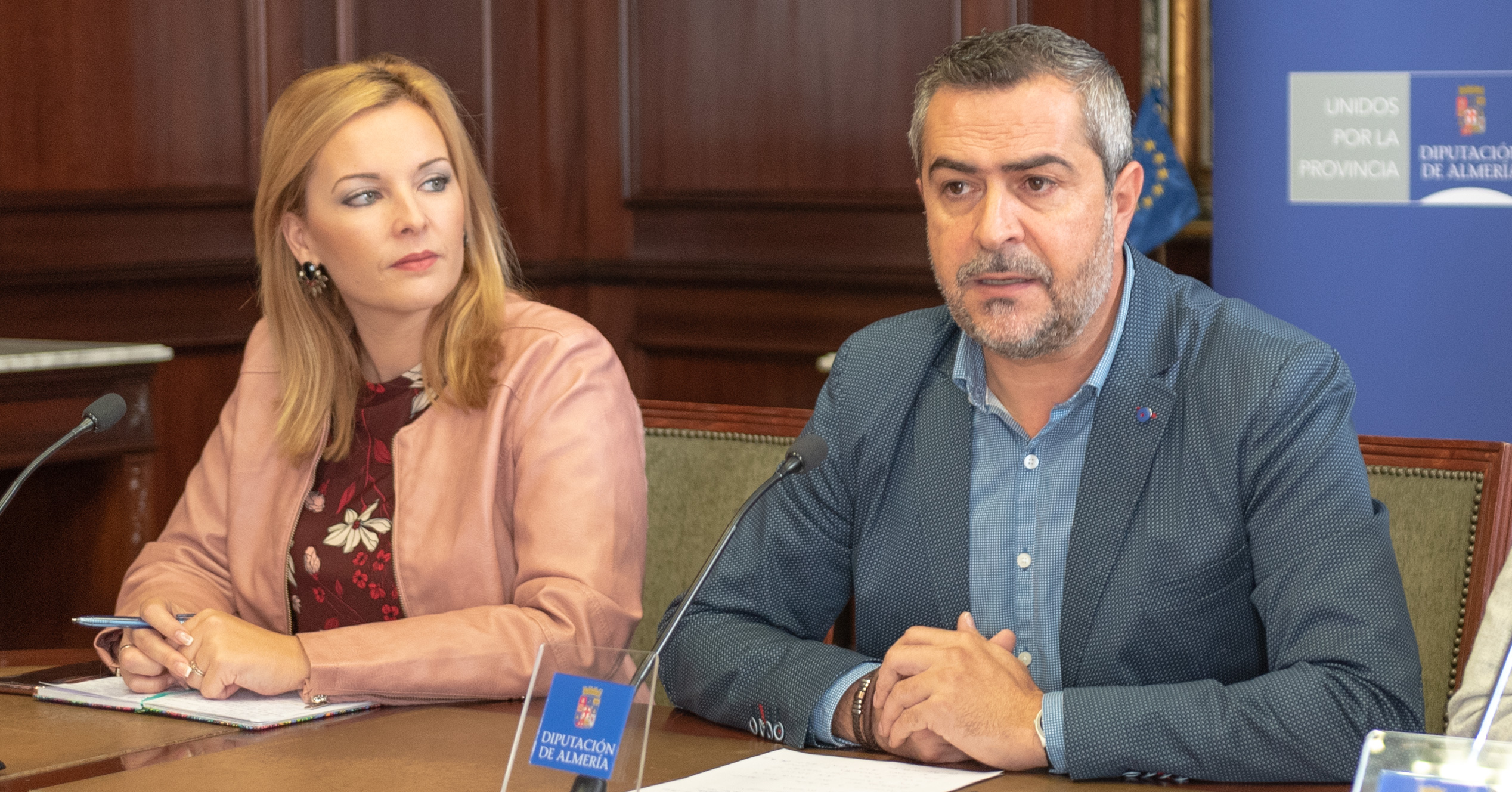 El portavoz del PSOE en la Diputación de Almería, Juan Antonio Lorenzo, junto a la diputada Teresa Piqueras