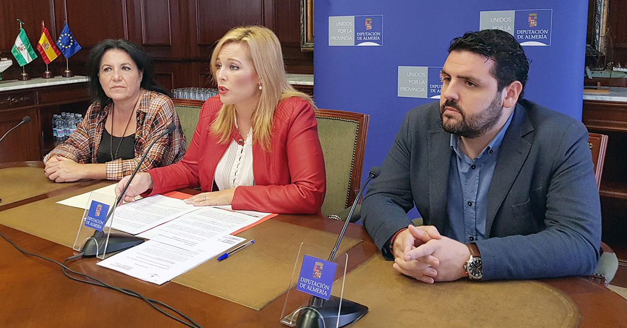 Las diputadas provinciales del PSOE de Almería, María González y Teresa Piqueras, y el diputado, Juan Manuel Ruiz