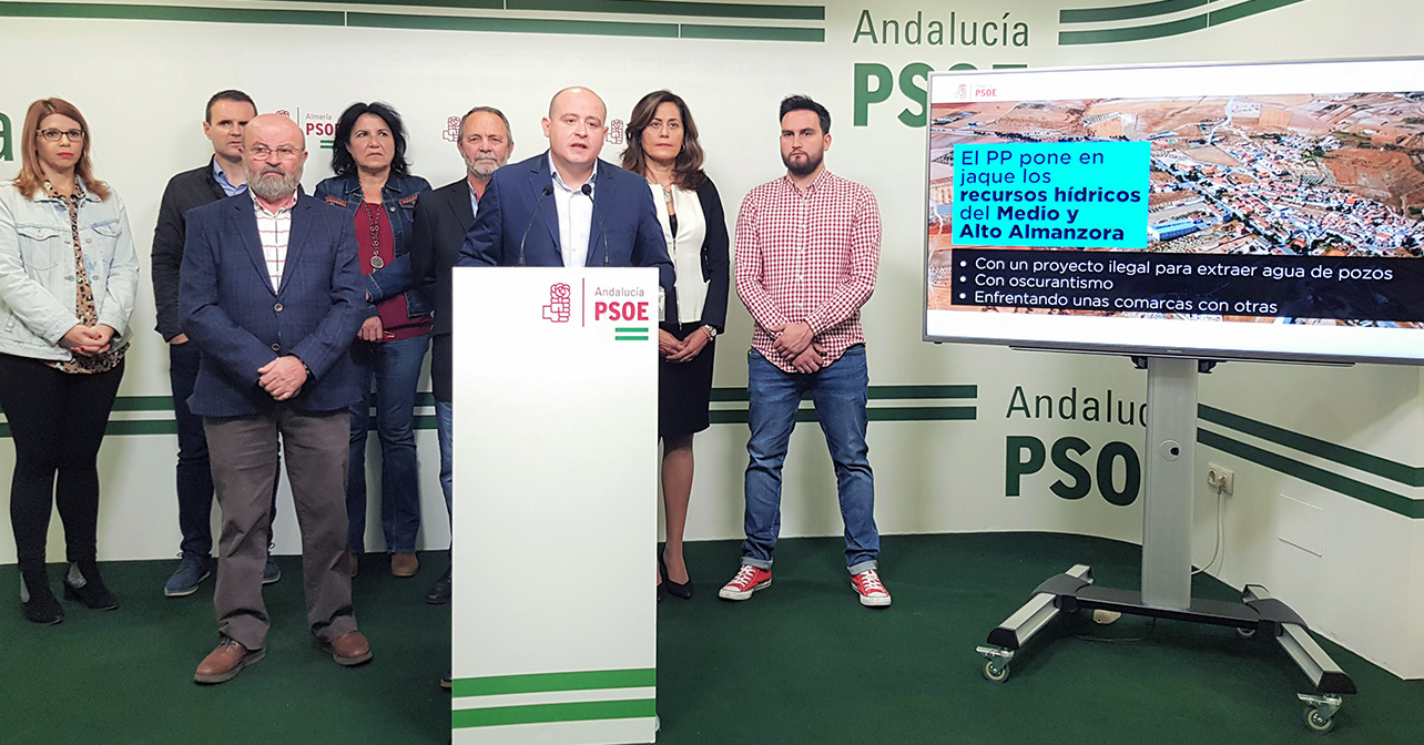 El secretario de Organización del PSOE de Almería, Antonio Martínez, en rueda de prensa